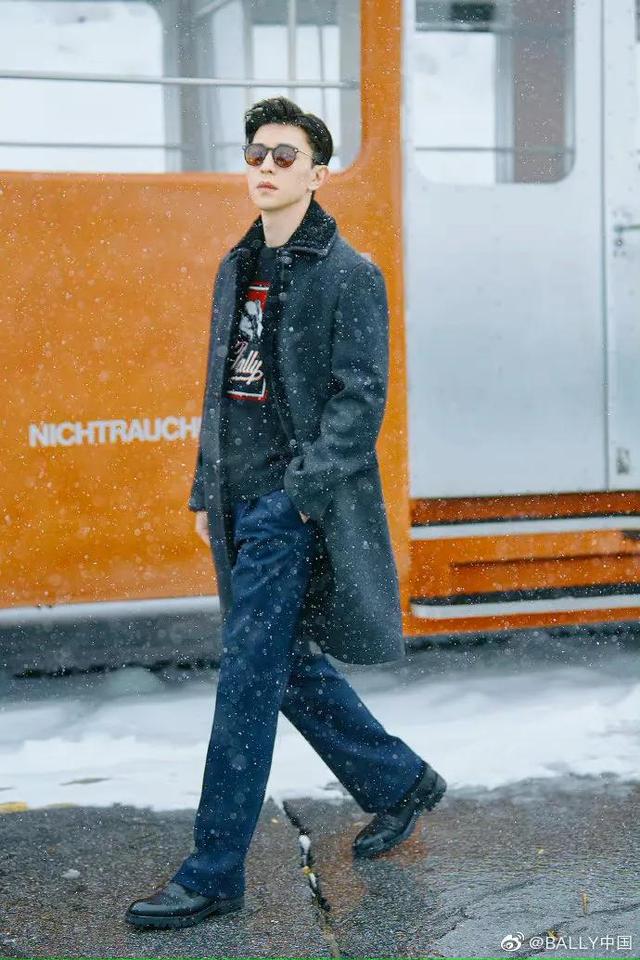 男士应该怎么搭?邓伦演绎大衣时尚,素雅时尚显贵气