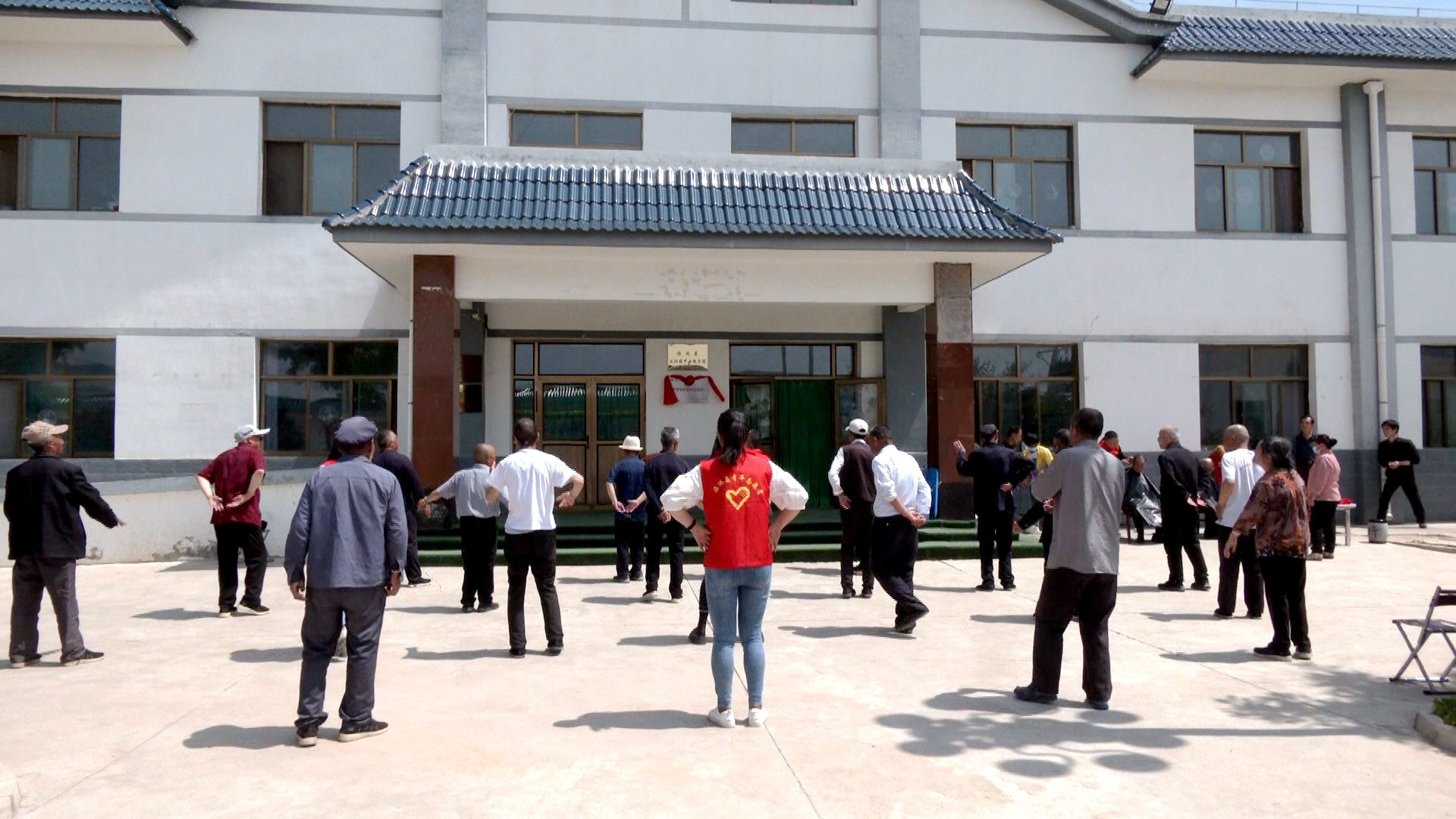 临洮县洮阳镇:"志愿红"描绘关爱行动"幸福色"