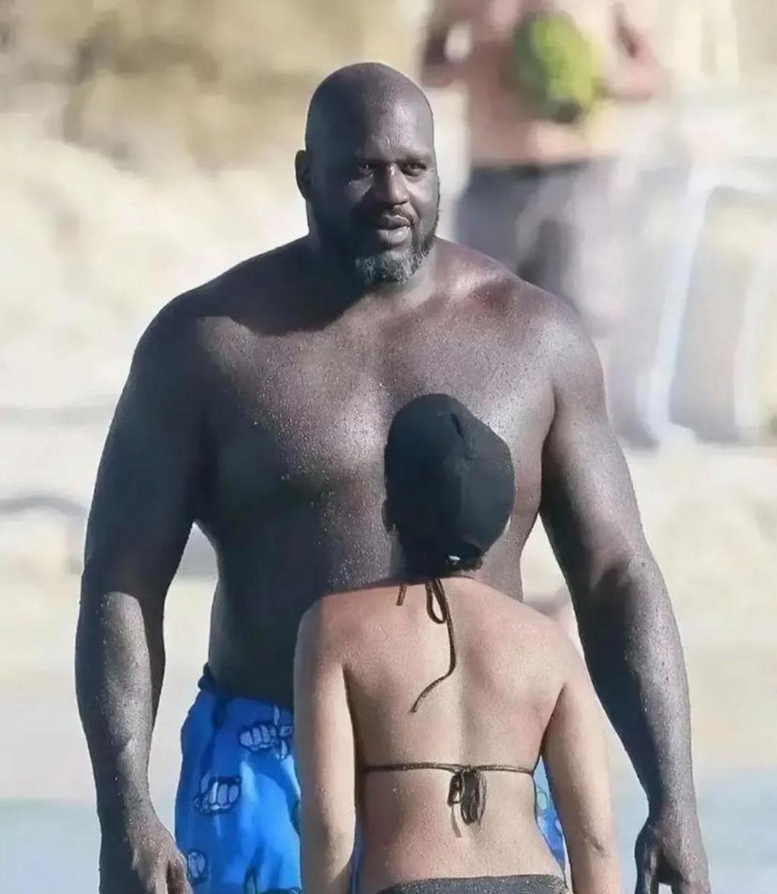 这对夫妻常被人调侃是美女与野兽 奥尼尔和妻子的体型差距实在太大,常