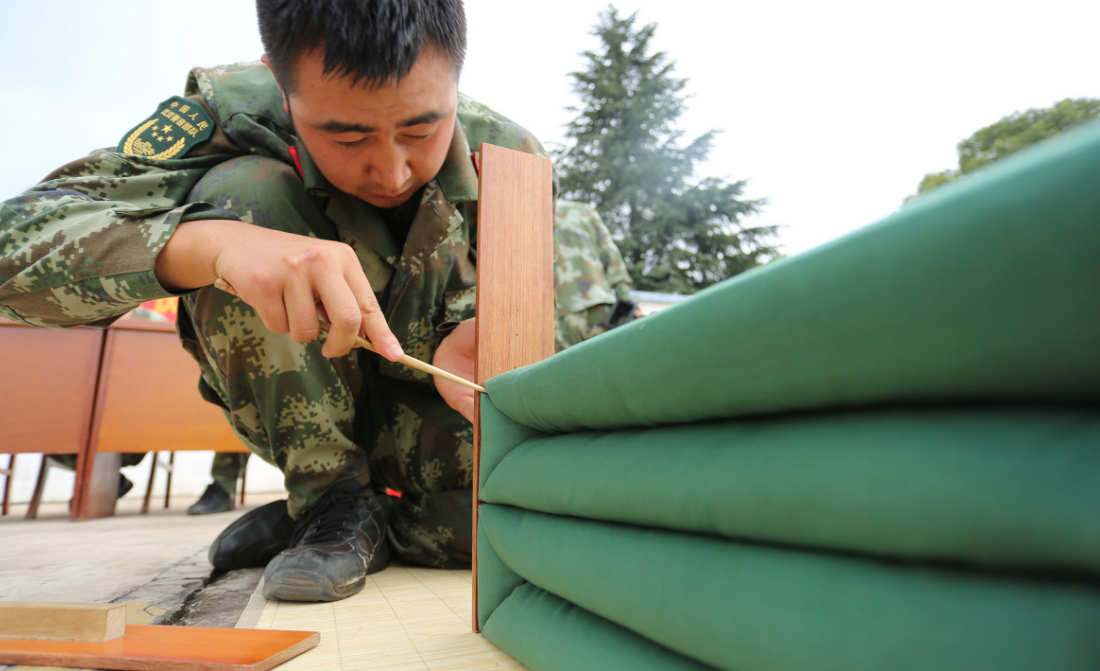 中国军人叠的被子像豆腐块,那印度士兵能叠成什么样?