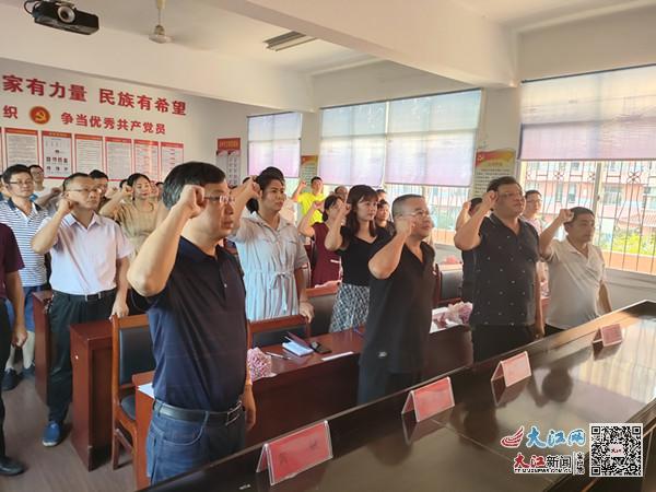 新余二中举行师徒结对仪式(图)