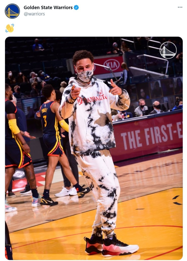 好久不见!勇士官推晒出克莱身穿mambacita服装 面露喜色