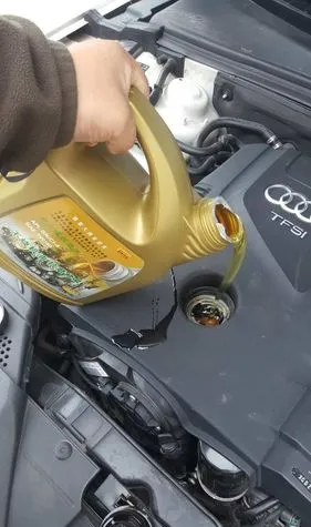 2011 款奥迪 a6l 机油怎么加?
