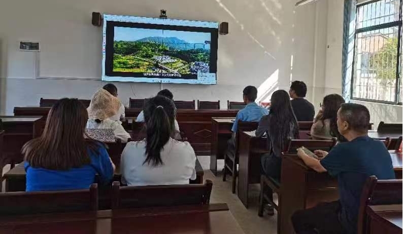 怀化市芦坪中心完全小学党支部组织观看《乡村振兴"金秋五课"》专题片