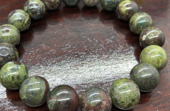 秀色可餐的龙血石手镯