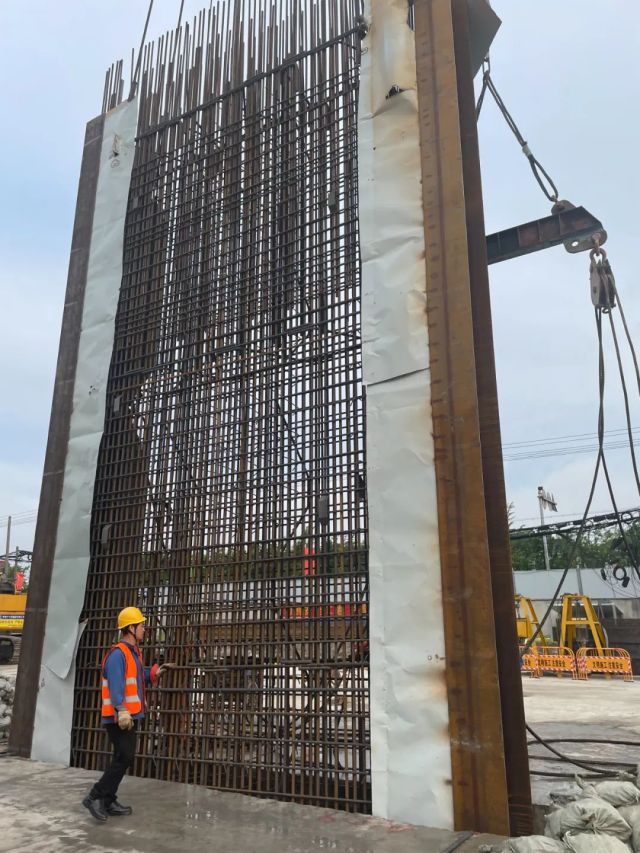 杭州机场高铁首幅地连墙顺利完成施工