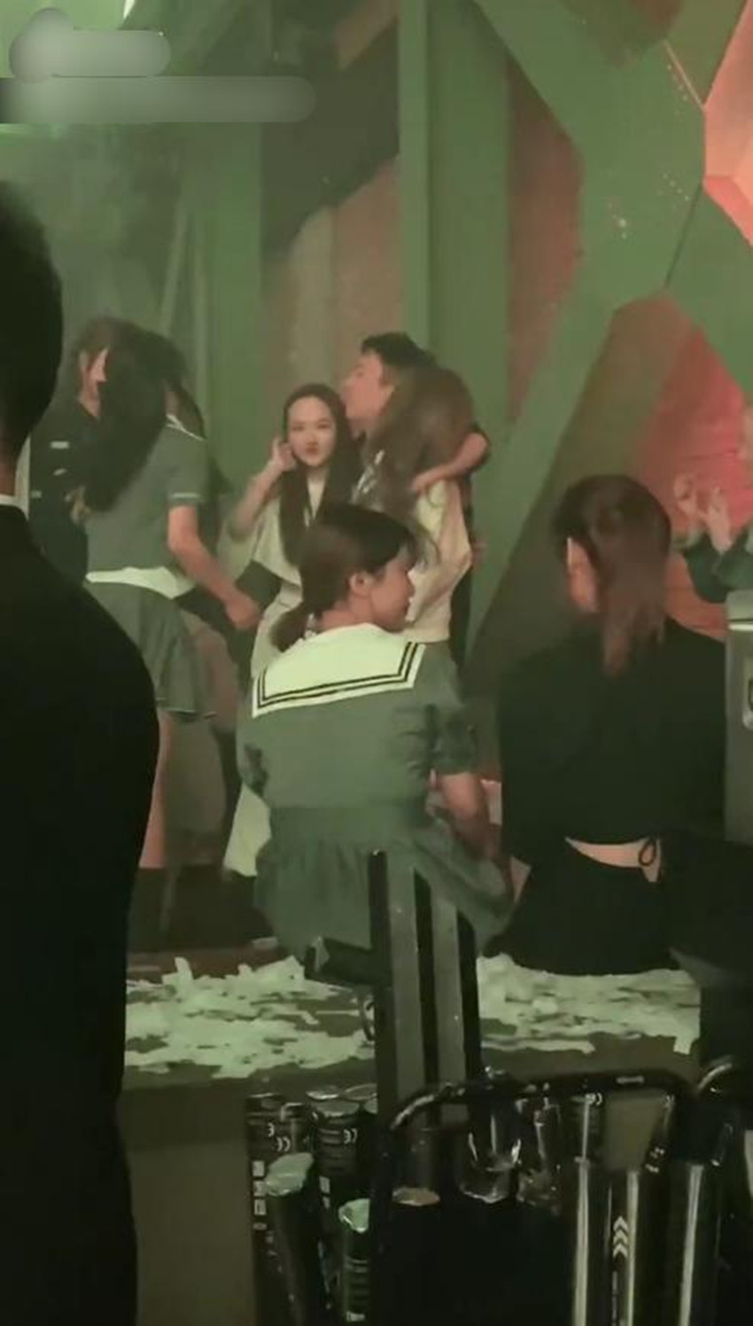 王思聪夜店狂嗨,酒吧蹦迪左拥右抱,与美女贴脸咬耳朵画风超暧昧