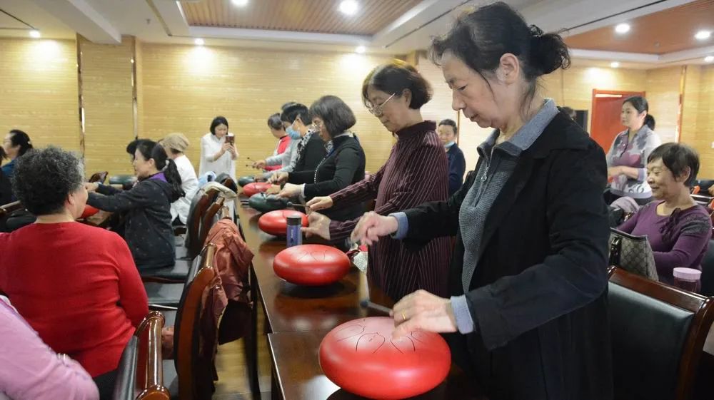 "由于来上课的学员基础不同,霍艳霞老师一一纠正,耐心地教授每一个