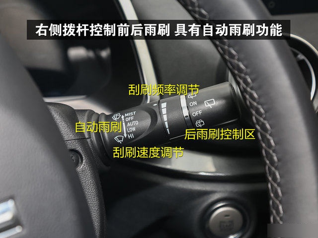 vv5的内饰设计独特,采用了环抱贯穿式布局,营造出强烈的豪华感