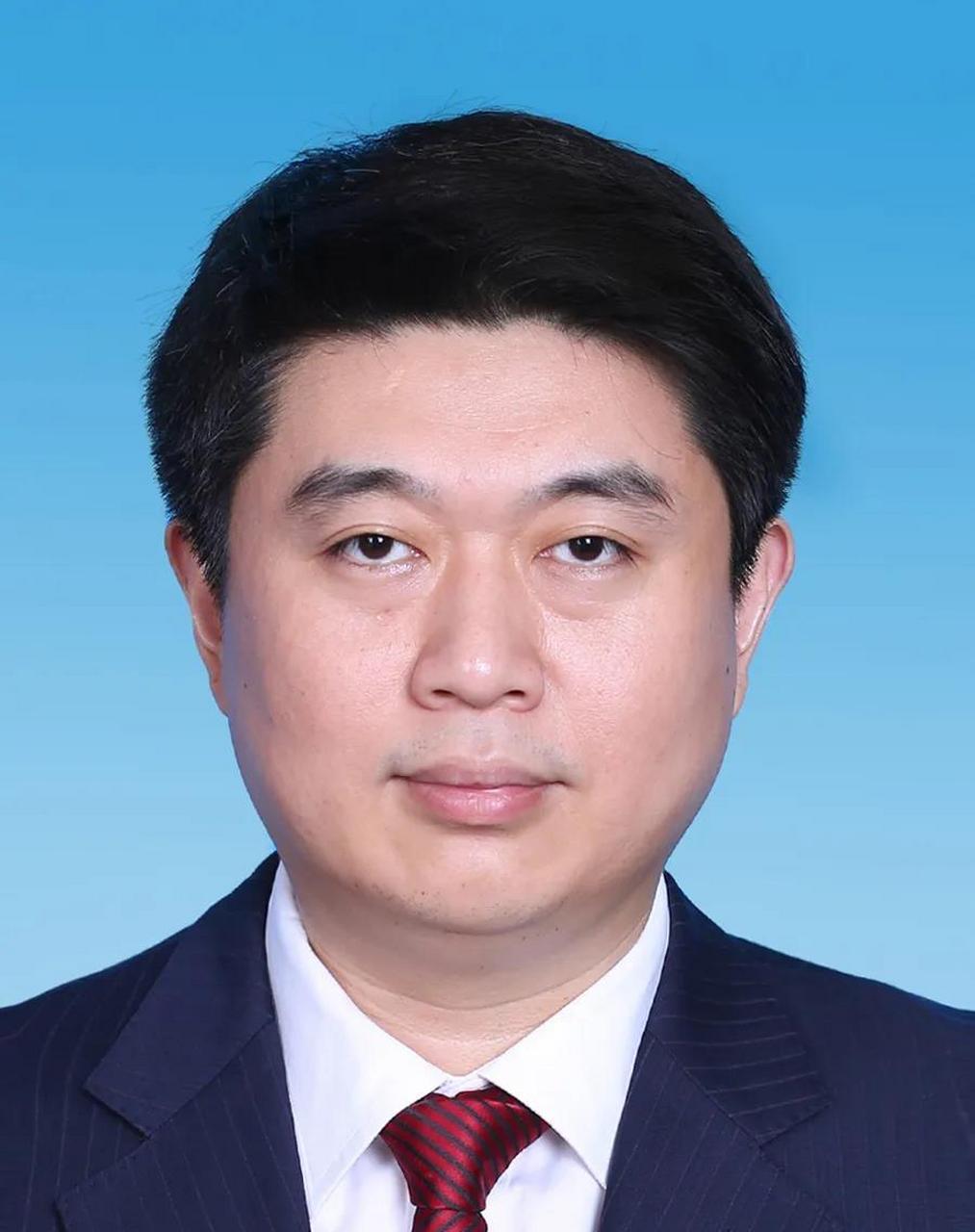 张辉同志,从山东财经学院这样的不知名学校毕业,在28岁时候任职共青团