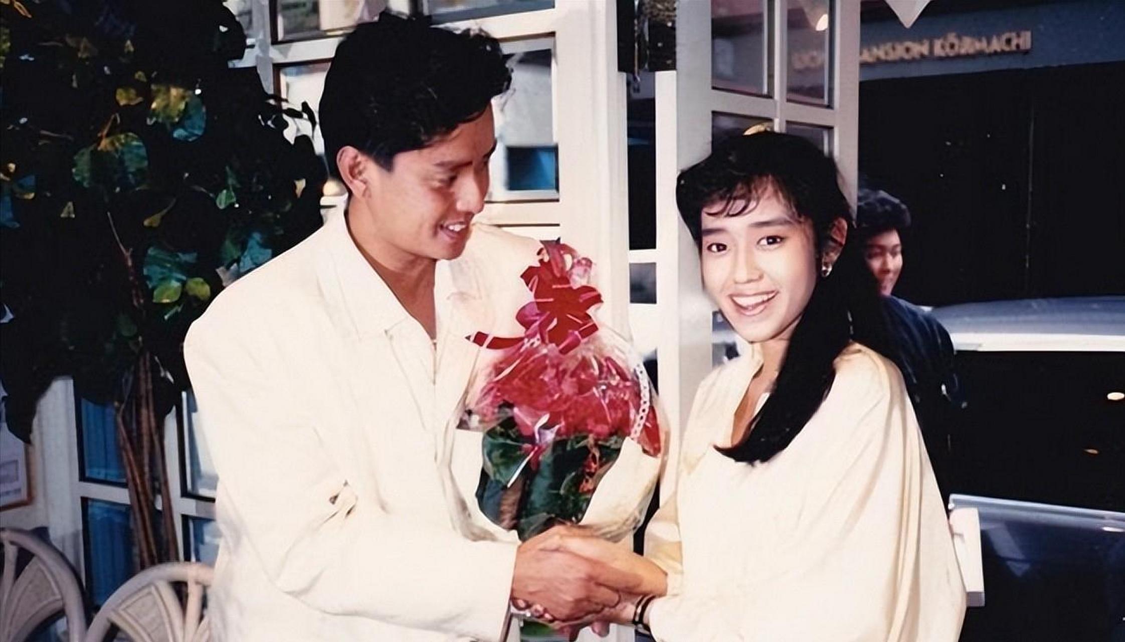 1996年,丁克的谭咏麟对妻子杨洁薇说:"我把十亿家产给你,让我的儿子