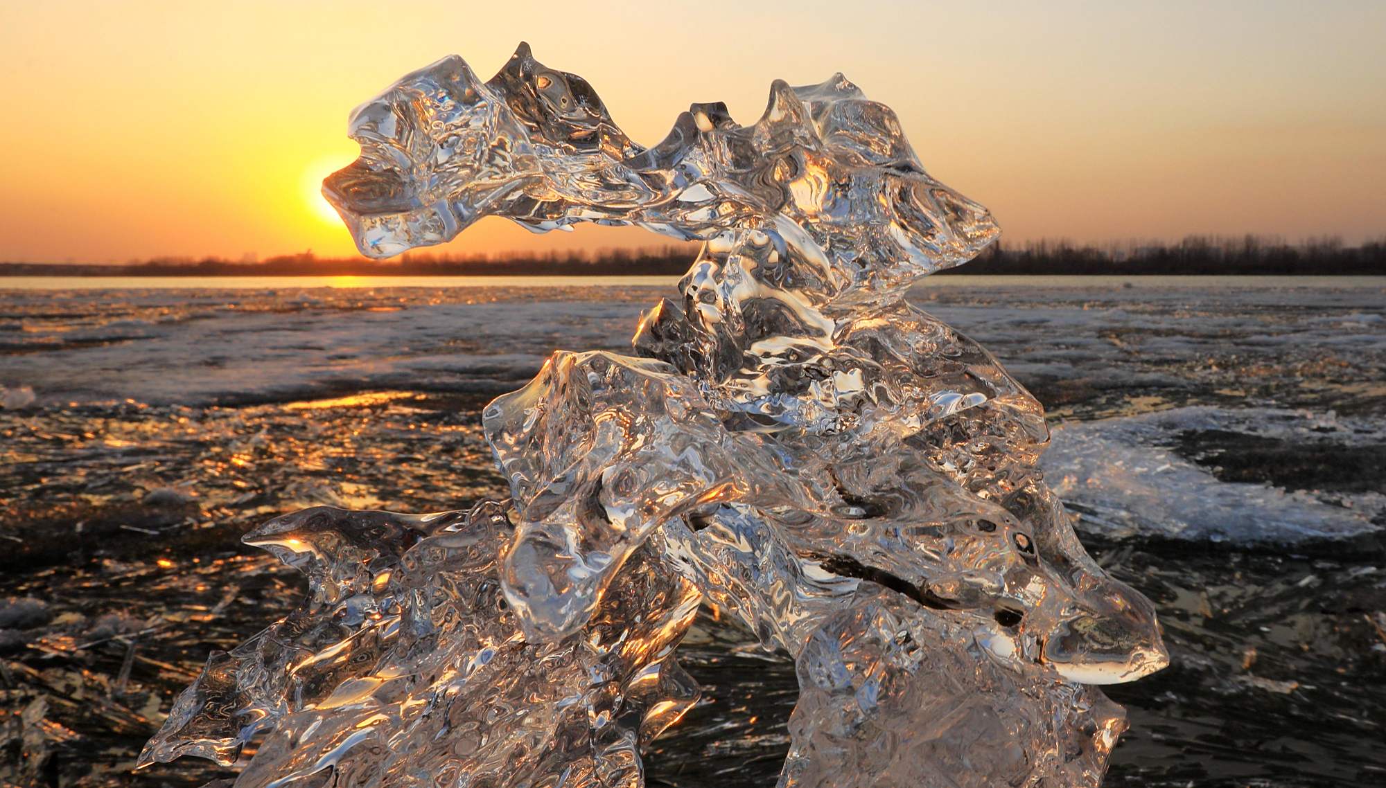 黑龙江:松花江面现"跑冰排"景观