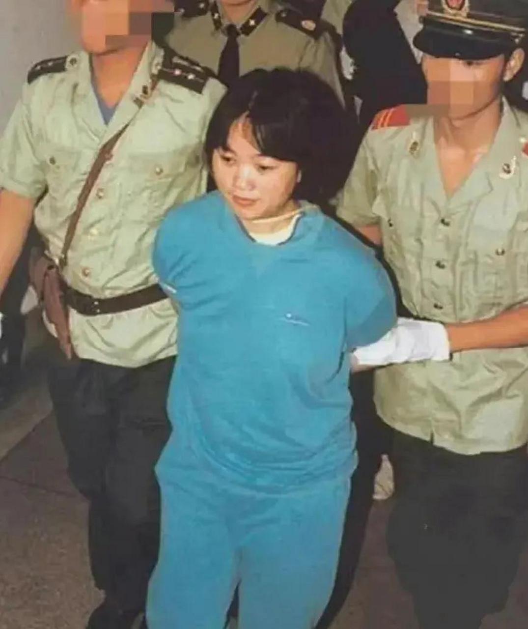 照片上这个女罪犯长的漂亮年轻!