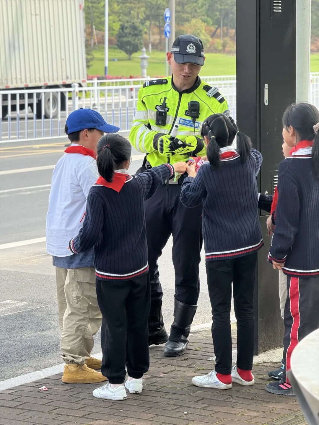 警察叔叔吃我的天台这群小学生包围式投喂执勤民警