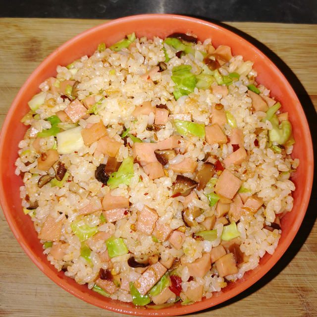 老干妈香辣菜火腿炒饭,简单又美味,好吃到舔盘