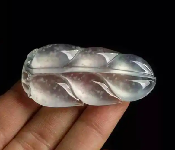 翡翠中常见的"石花",你知道是什么吗?它究竟是好还是坏?