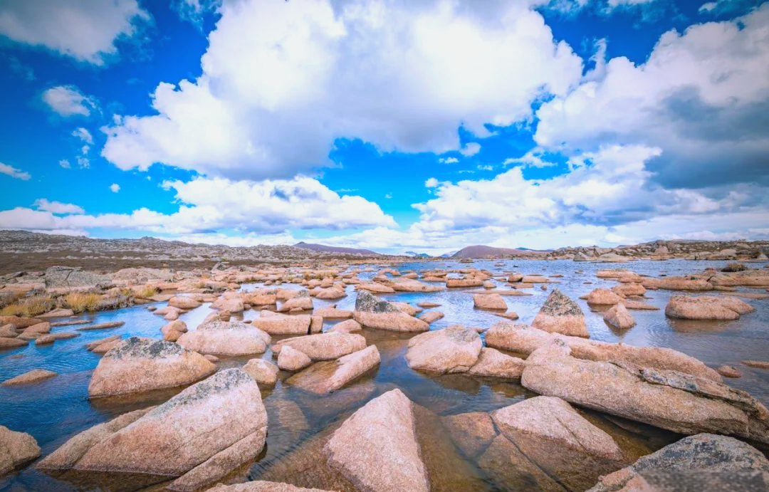 探秘海子山:横断山巅的湖泊与冰川遗迹