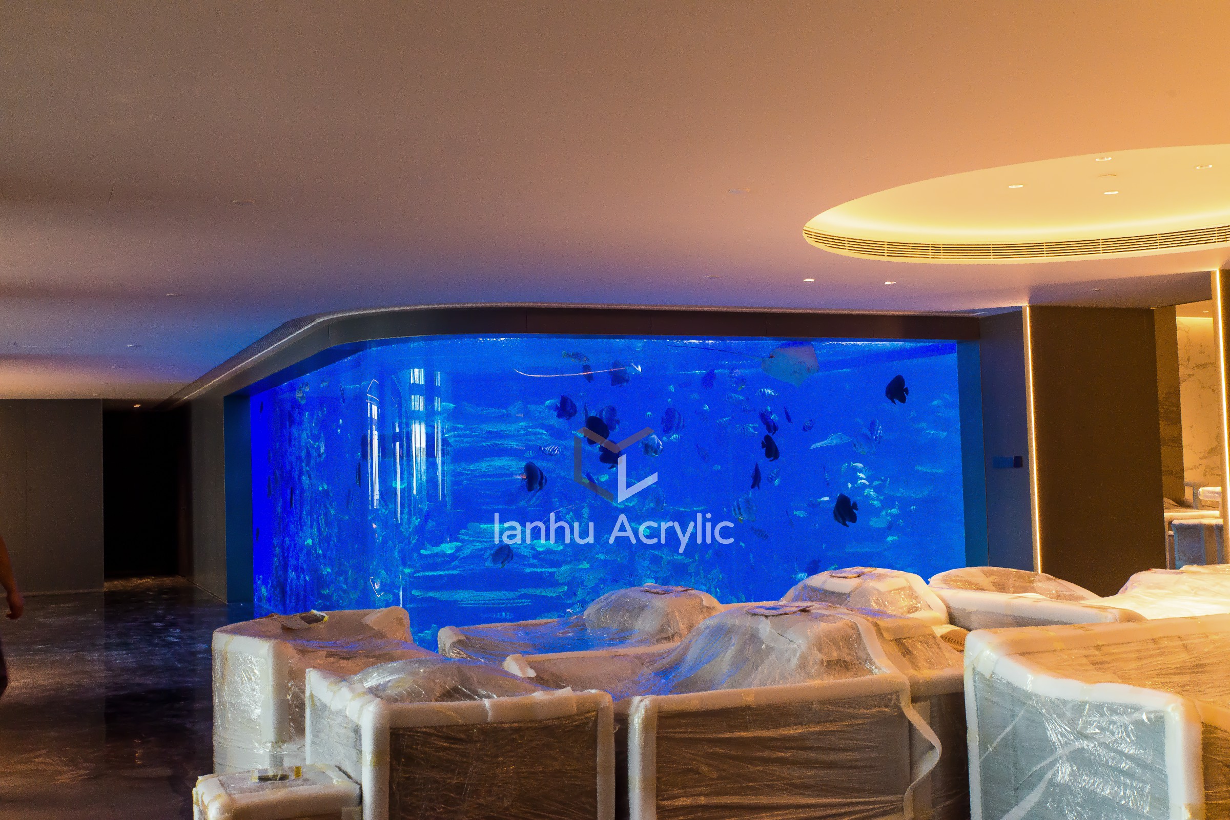 别墅嵌入式观赏鱼缸:高端装饰与观赏相结合