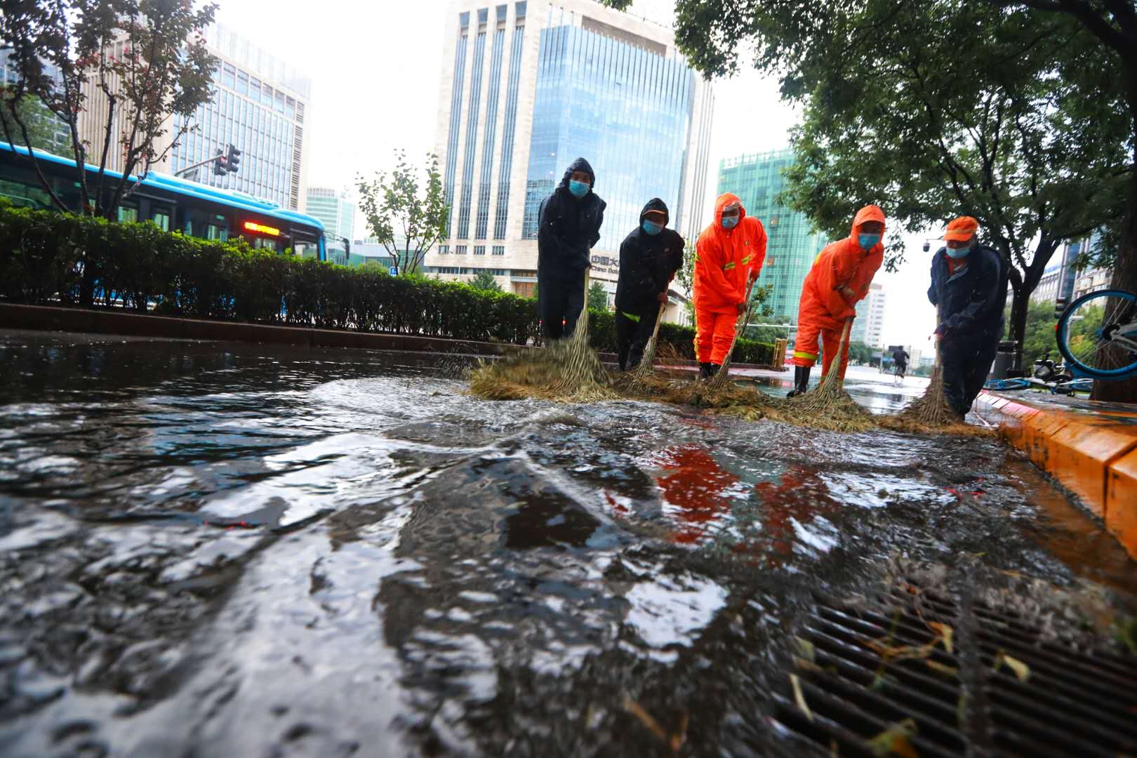 12345热线接雨情来电78起,房屋漏雨成咨询热点