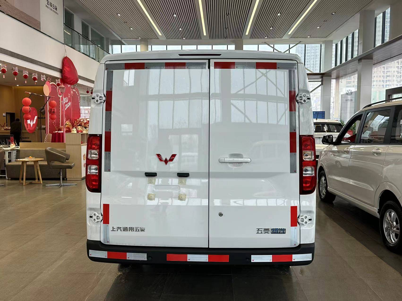 商用车——五菱扬光,我们的团队也第一时间前往实体店进行了详细实拍