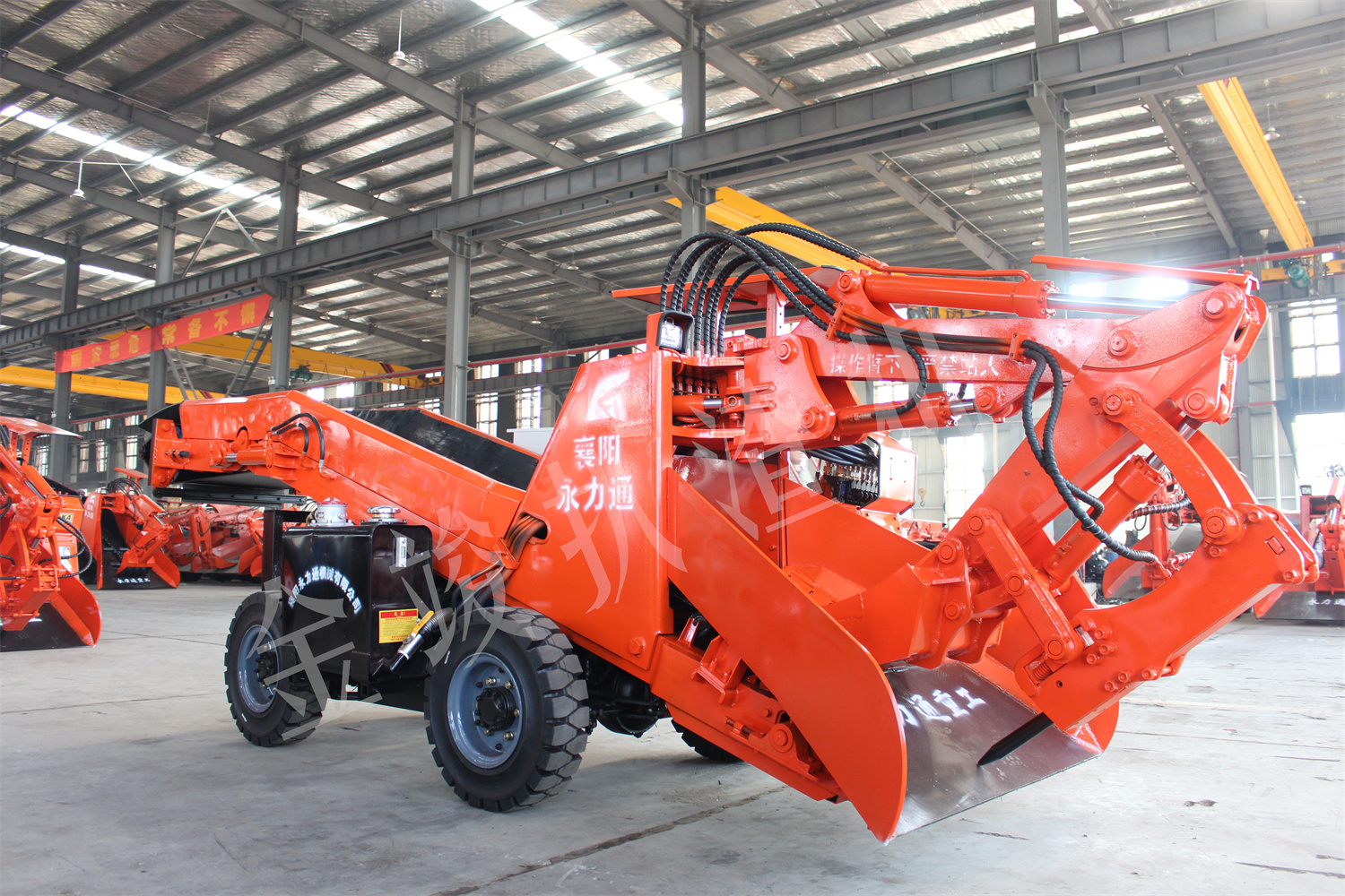 这款60型轮式扒渣机也称作破碎锤扒渣机,后摆尾扒渣机