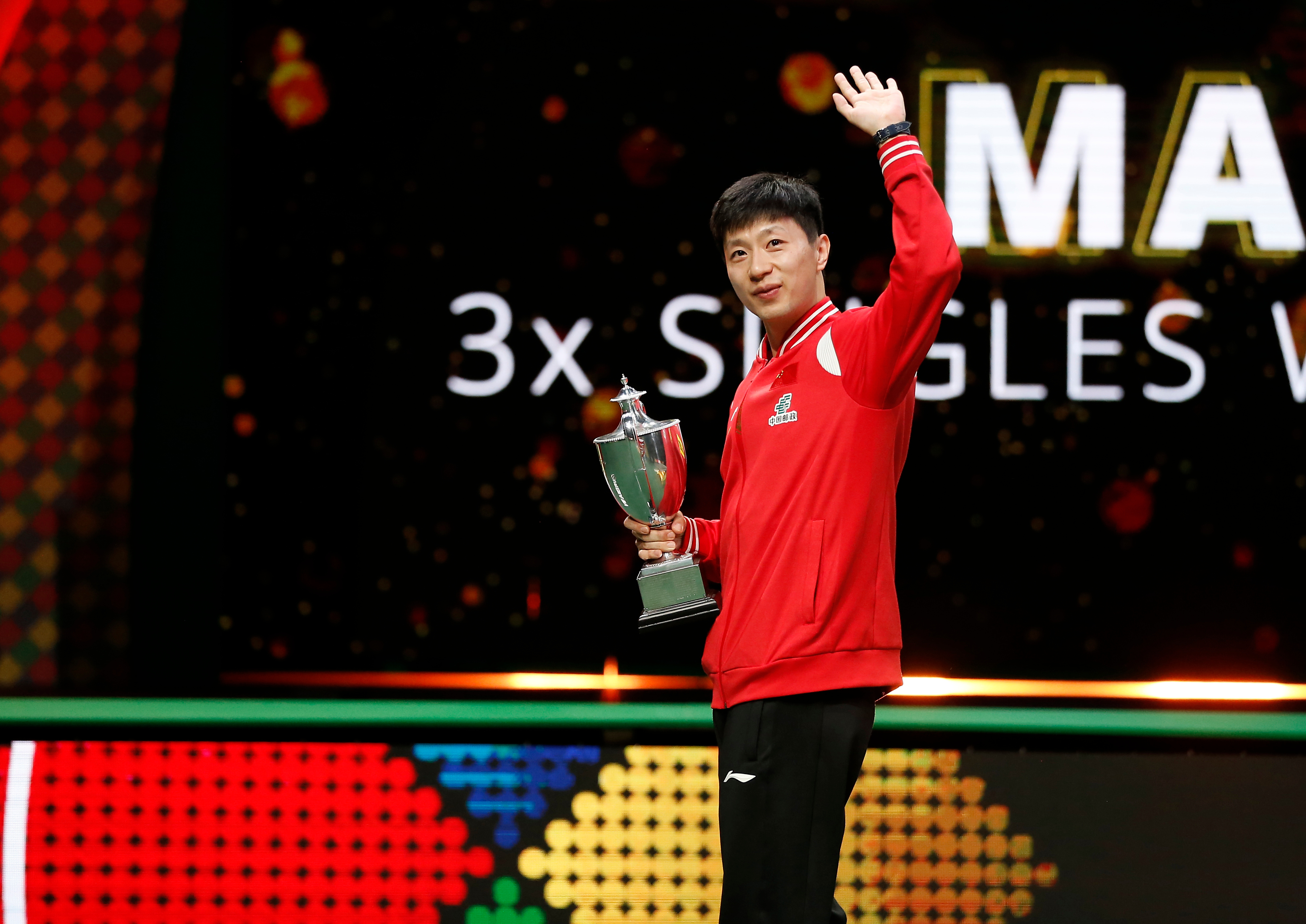 乒乓球——世乒赛:马龙获复刻圣·勃莱德杯