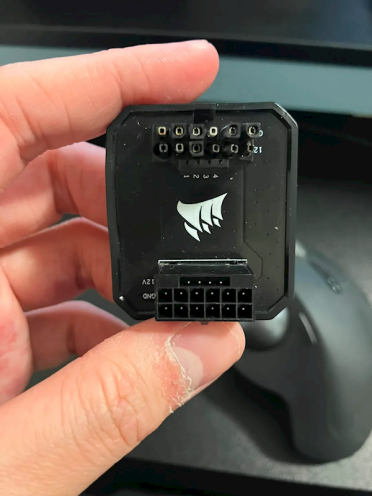 号称耐105℃的供电转接头都融化了！烧毁公版RTX 4090