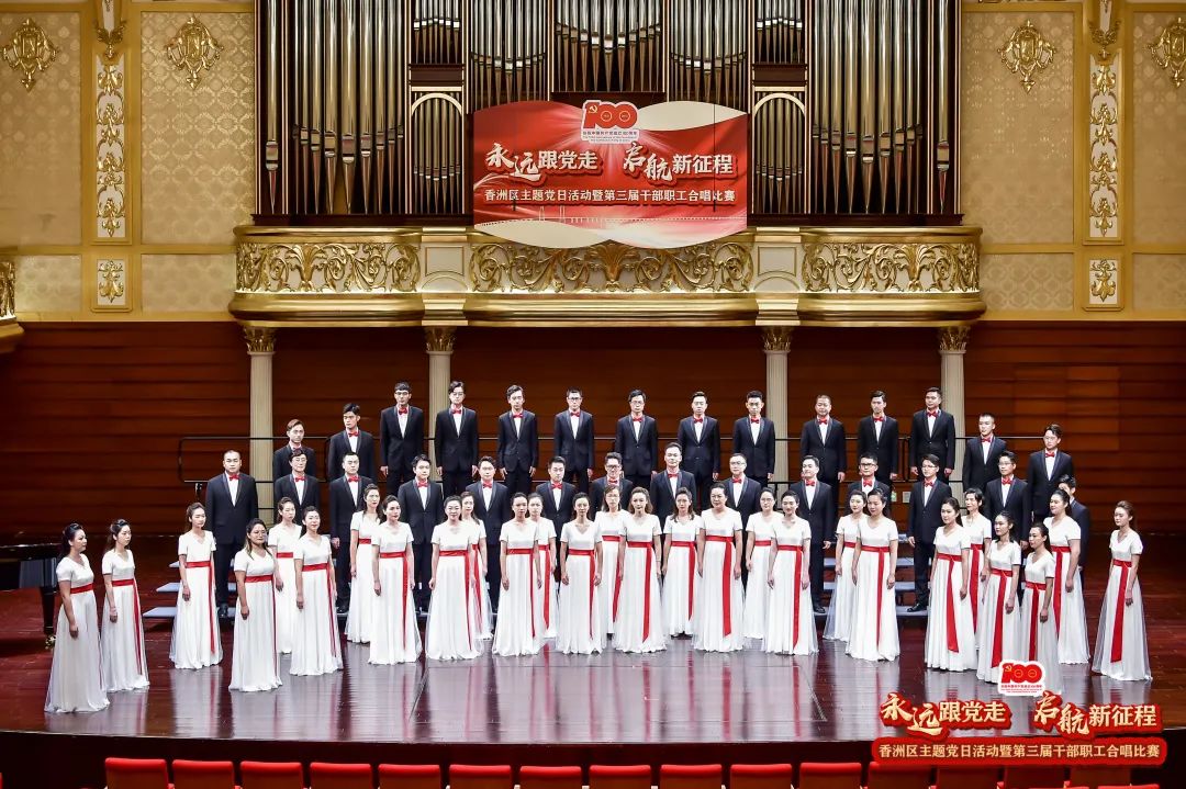 千人唱红歌!他们热泪盈眶大合唱!