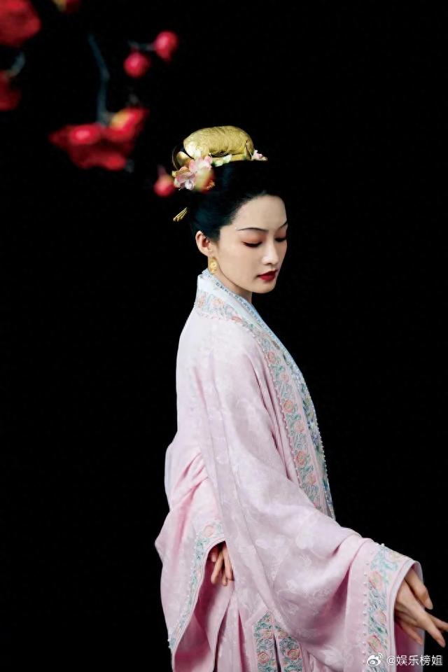 李沁央视春晚宋韵造型