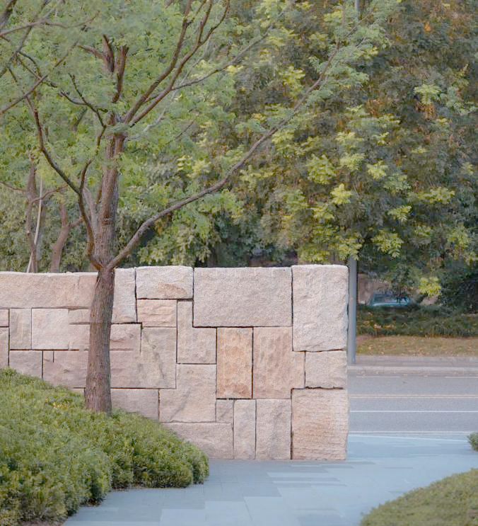 庭院中的毛石景墙:感受自然与历史的独特魅力