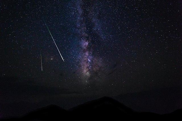 夜空中的流星图片