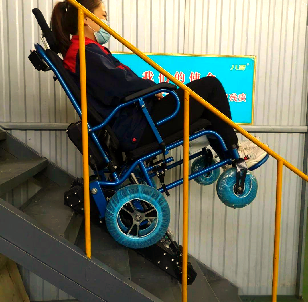 使用者坐上"爬楼神器",将履带卡住楼梯,随后只需另一人按住上楼按钮