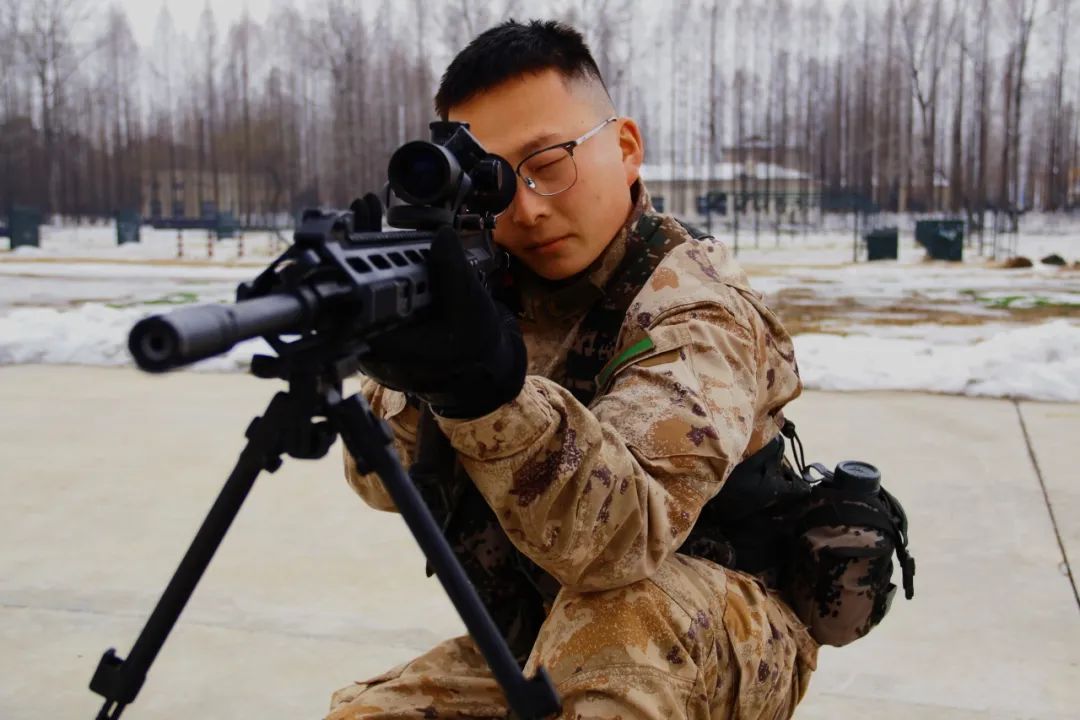 星光集青衿之志履践致远访文化与传媒学院退伍大学生李昊博