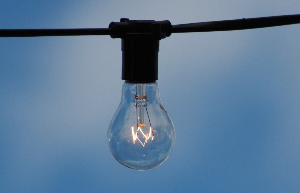 白炽灯属于热辐射光源吗