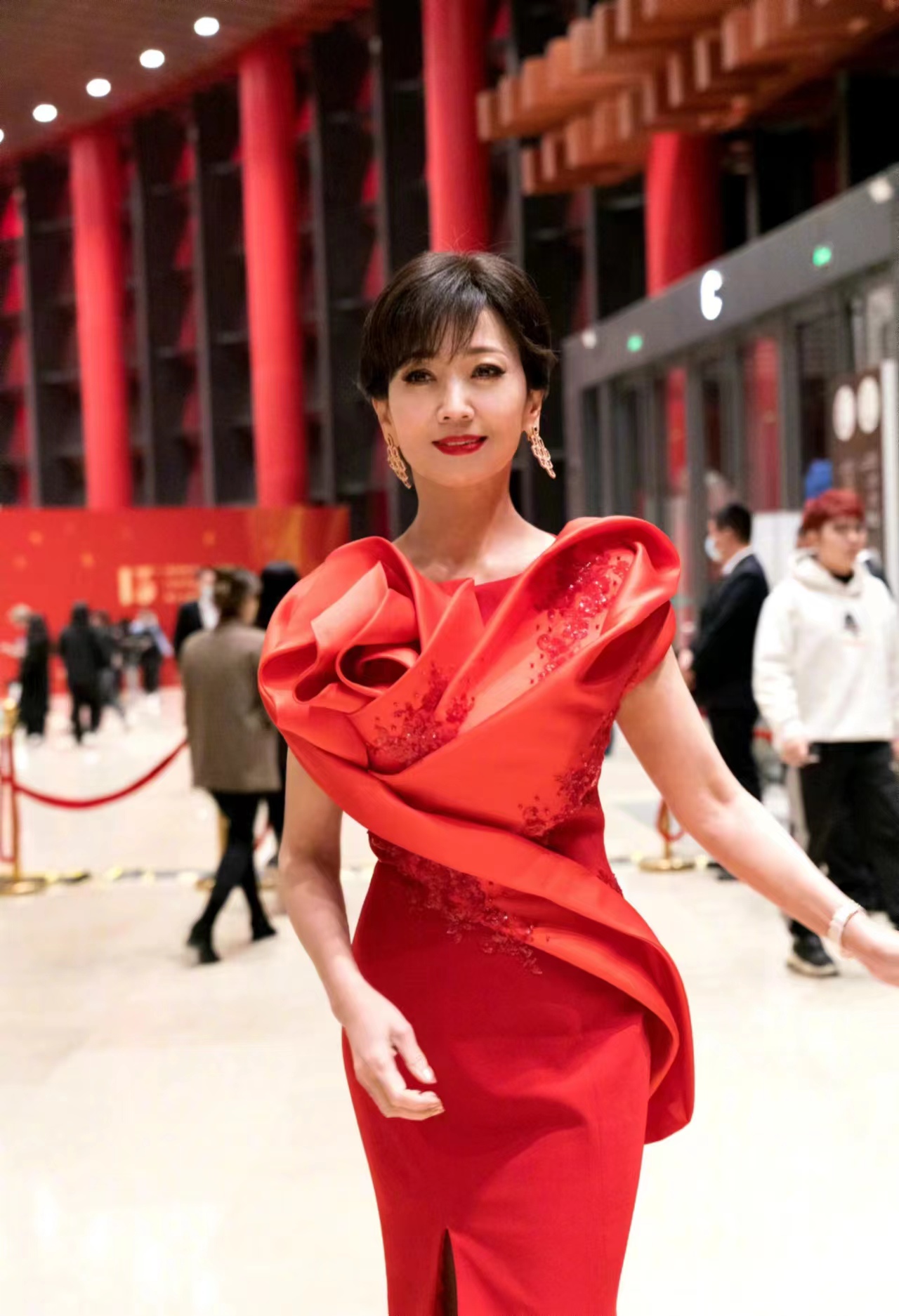 赵雅芝出席北京国际电影节,一袭大红色开叉长裙,温柔又优雅!