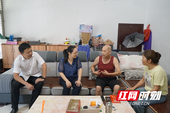 吴俞萍开展"八一"拥军优属走访慰问活动