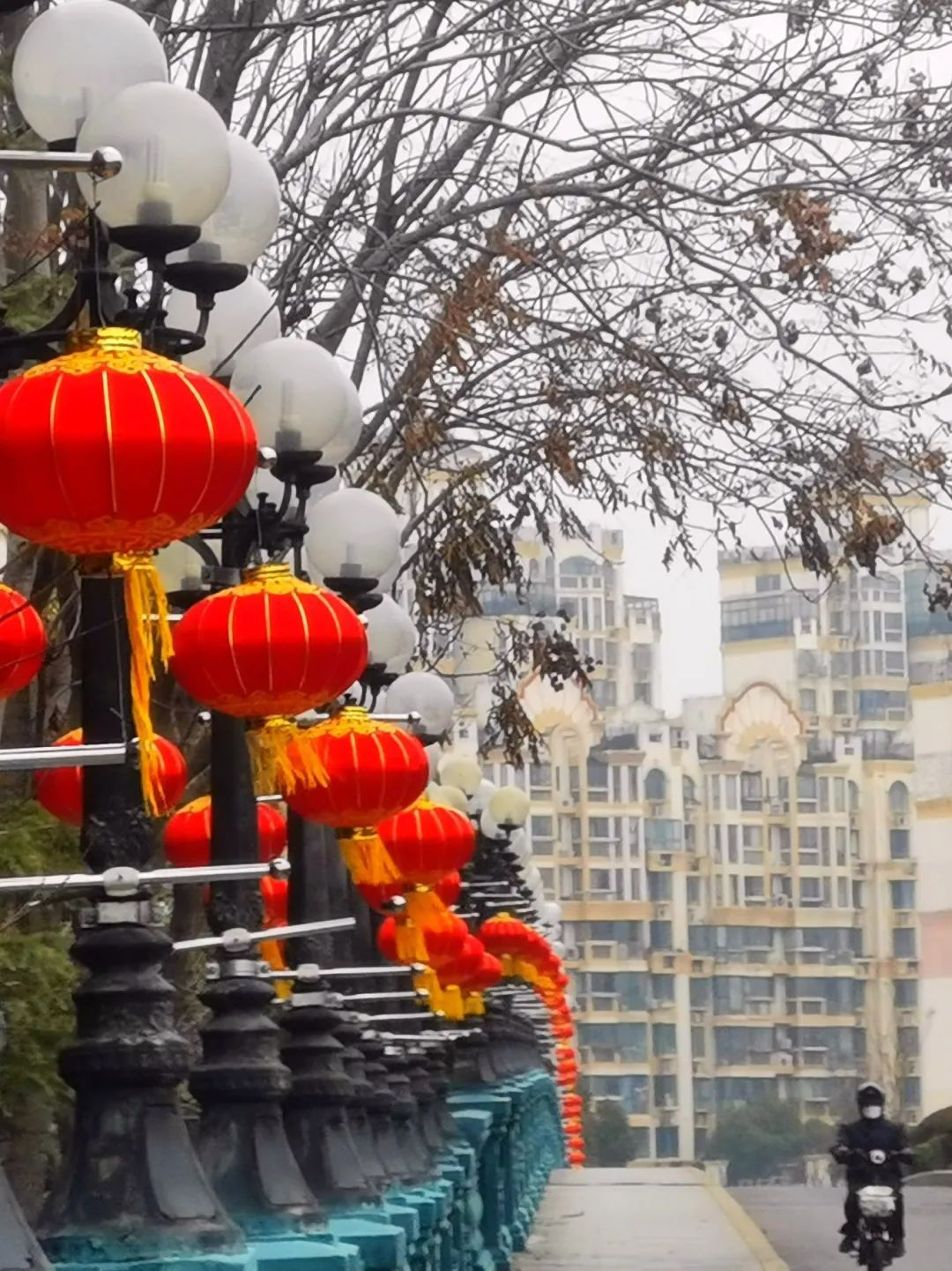 大红灯笼高高挂取景地图片