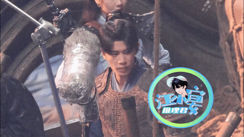 任嘉伦被传将搭档袁冰妍出演新剧 穿盔甲现身片场与人热聊