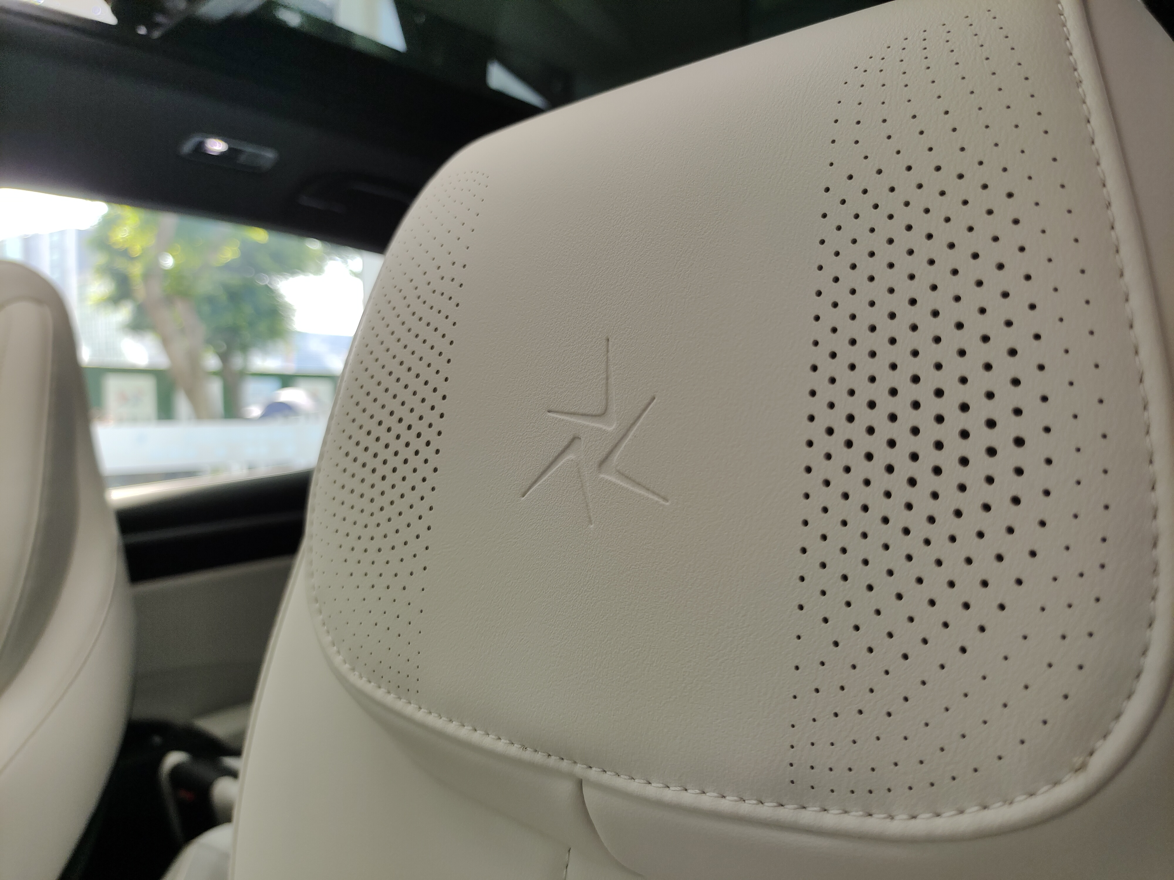 银河l7的头枕音响还是不错的,很实用