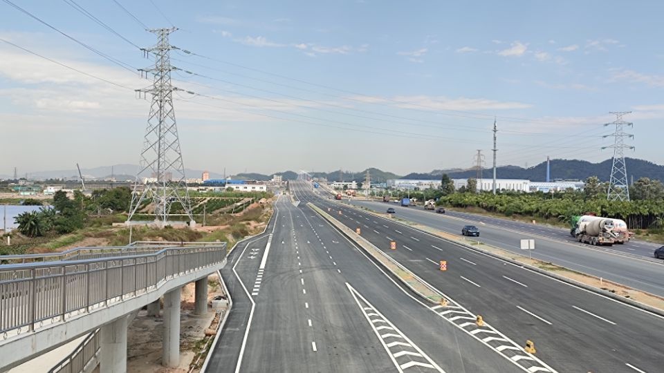 江门大道南(东)线利生跨线桥全幅试通车