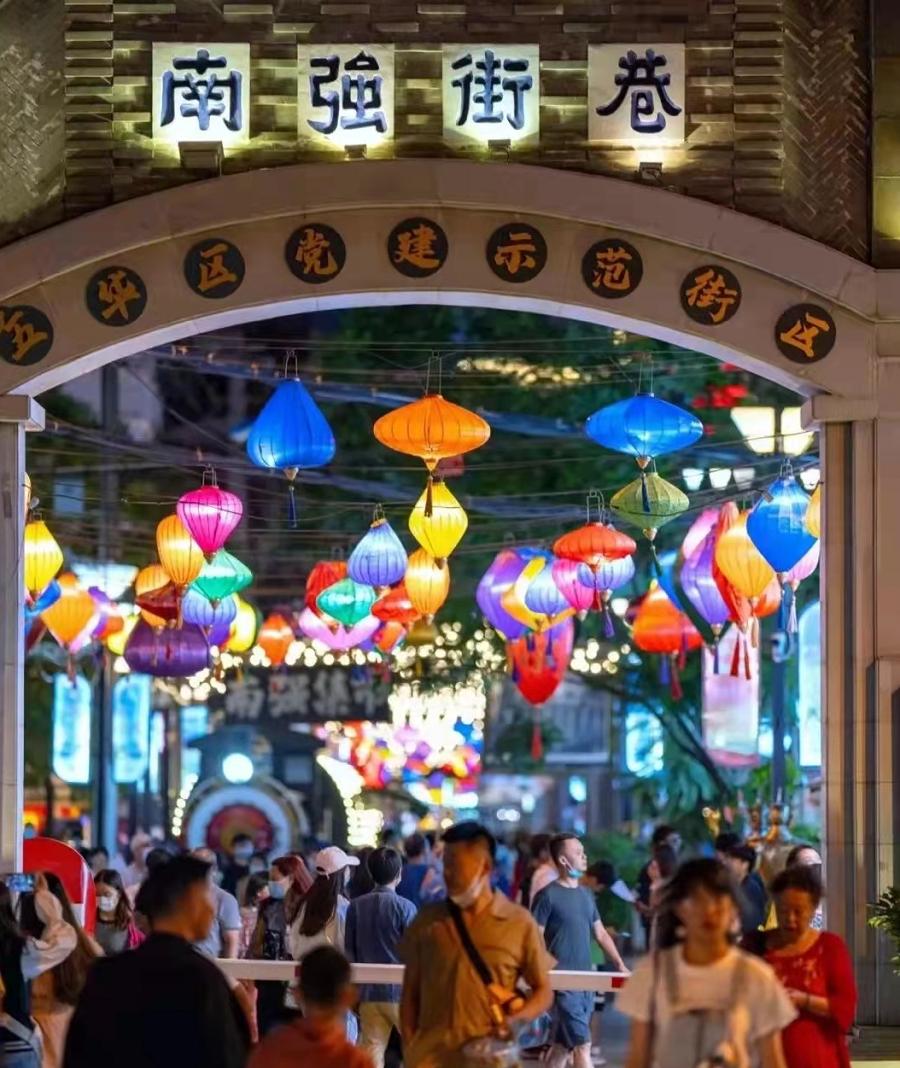 云南昆明:着汉服,猜灯谜,逛古风集市 南强街巷成网红打卡地