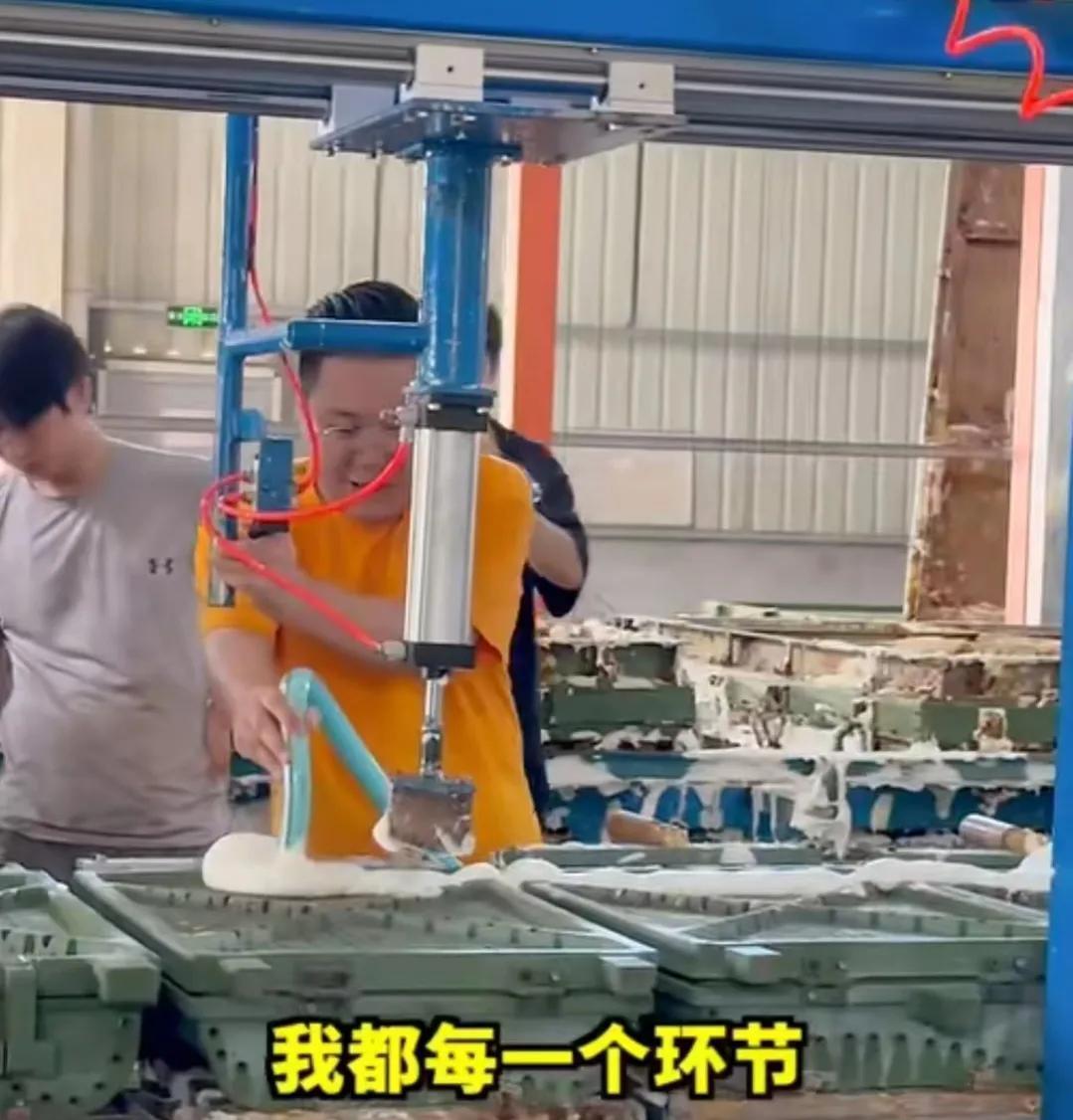 网红大logo到泰国请总理吃晚餐,一个亿都值,他信只露面了半小时