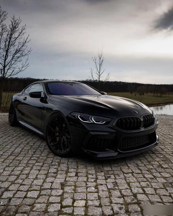 网红宝马m8黑武士改装,血红的眼睛里透露出一股杀气