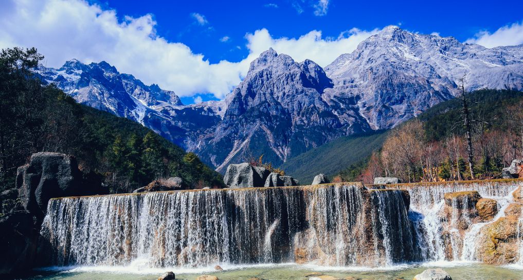 云南丽江玉龙雪山是一个四季皆宜的旅游胜地