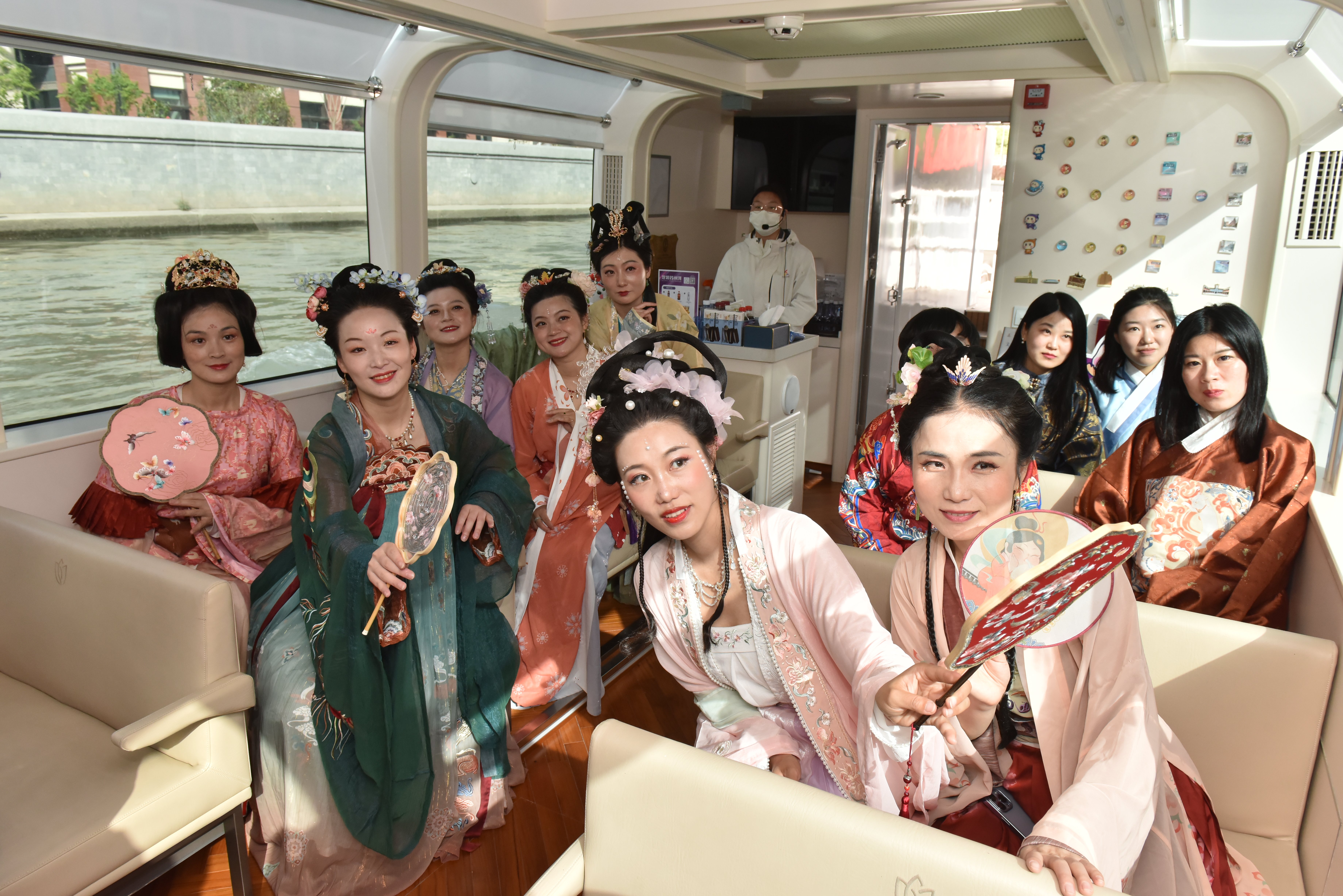 穿着汉服游苏州河,社区"民星"带市民探索沿岸城市记忆