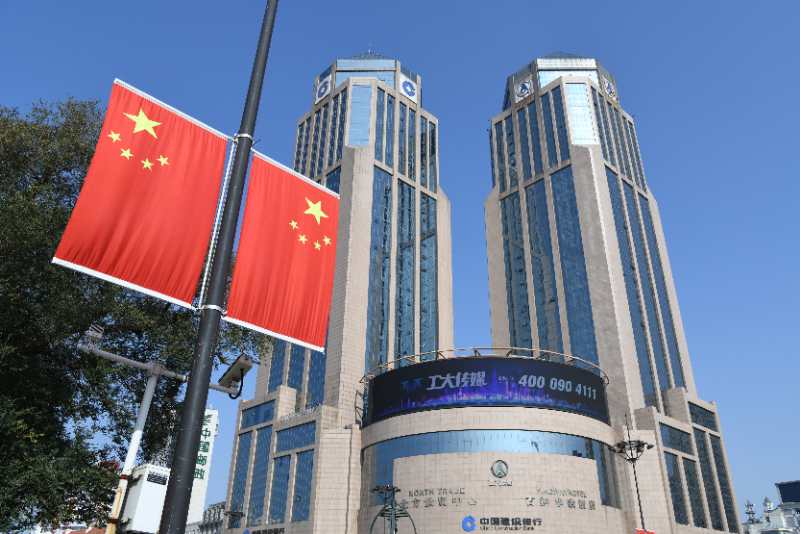 哈尔滨南岗区八街一广场千余面国旗迎国庆
