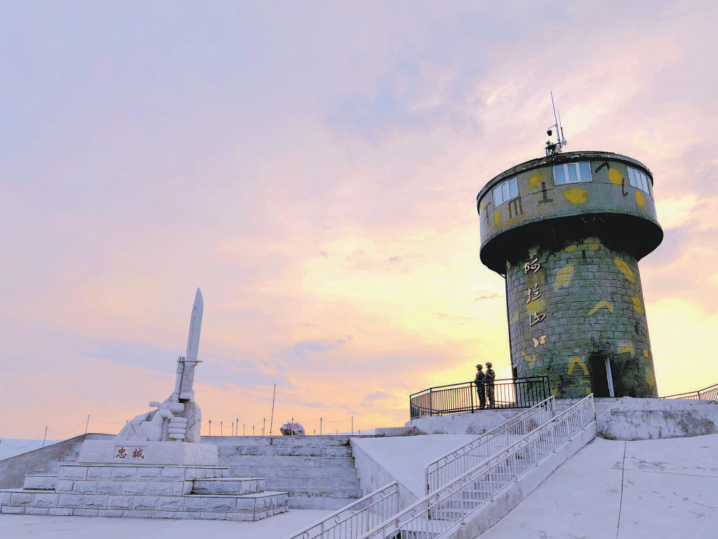 该连战士在瞭望哨执勤