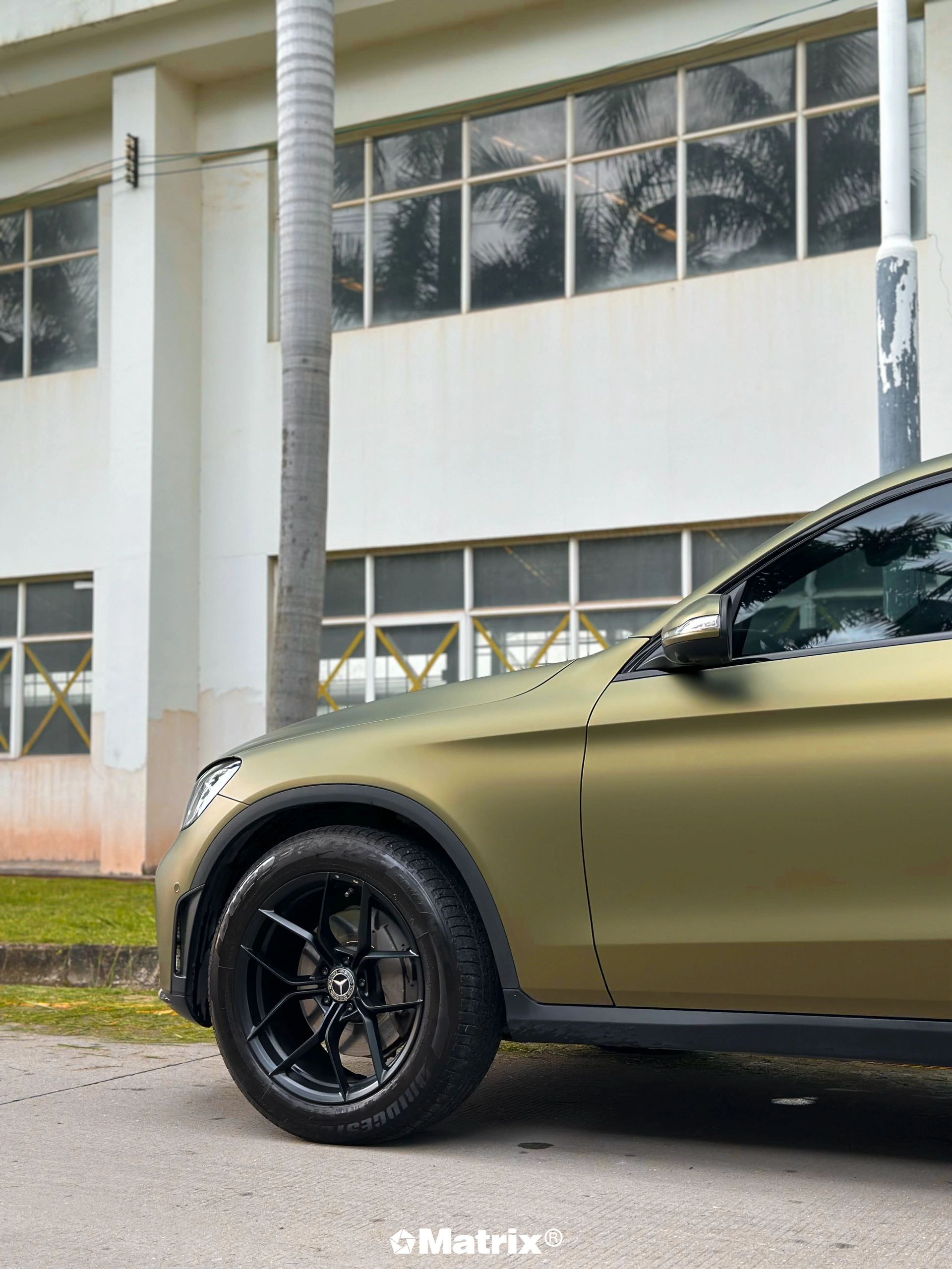 奔驰glc-matrix矩阵改色膜超哑闪电绿,多了一抹夏天的气息