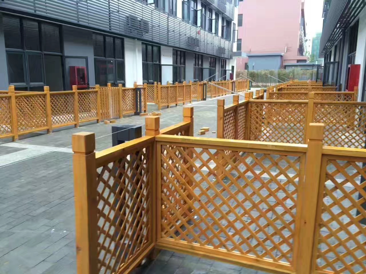 美丽阳台的理想选择:防腐木围栏