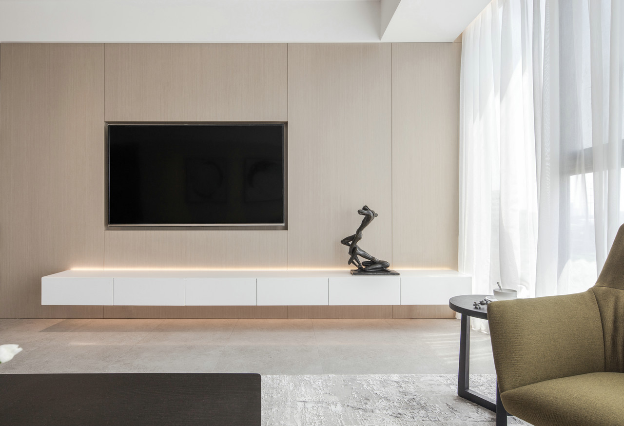 花18万改造180平三居室旧房,现代风格太漂亮,邻居以为走错门了!